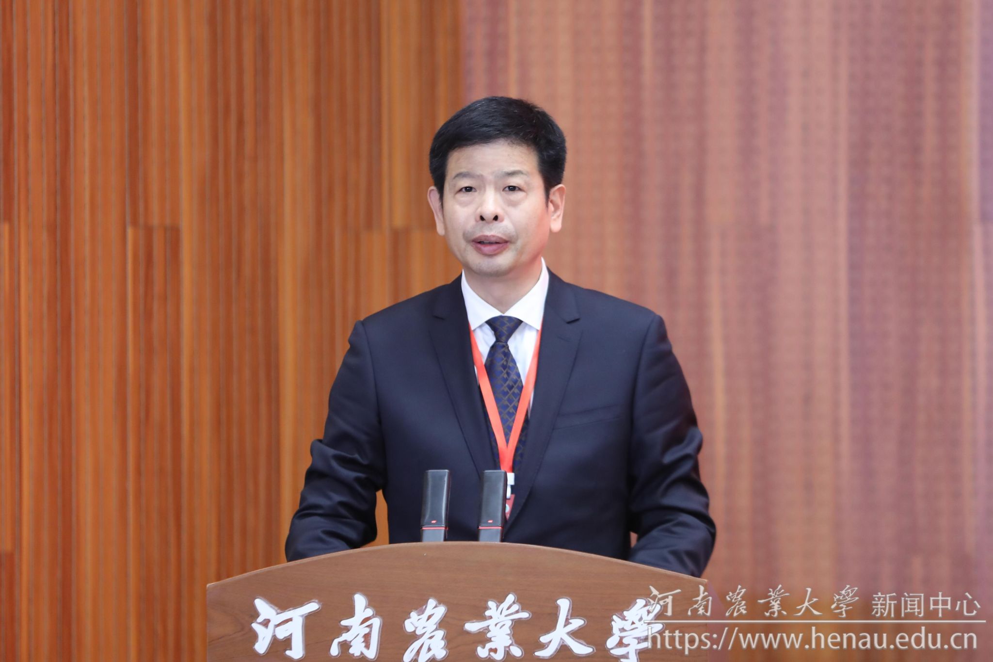 校党委副书记邹松涛作《工会工作报告》.jpg 校党委副书记邹松涛作《工会工作报告》.jpg